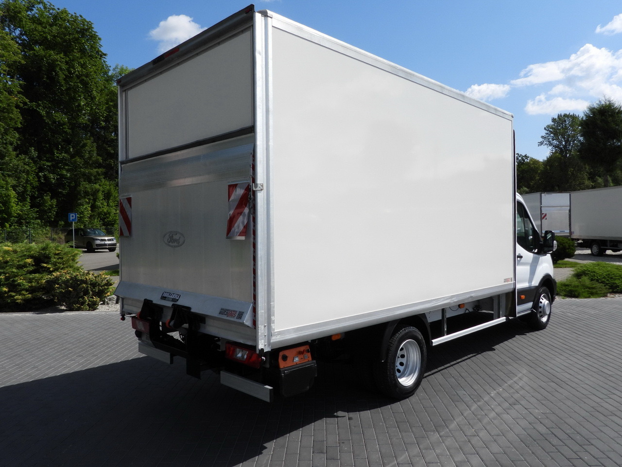 FORD TRANSIT BOX LIFT 8 PALLETS CRUISE CONTROL LED LIGHTS TWIN WHEELS AIR CONDITIONING 130HP - Varebil med kasse: billede 3 FORD TRANSIT BOX LIFT 8 PALLETS CRUISE CONTROL LED LIGHTS TWIN WHEELS AIR CONDITIONING 130HP - Varebil med kasse: billede 3