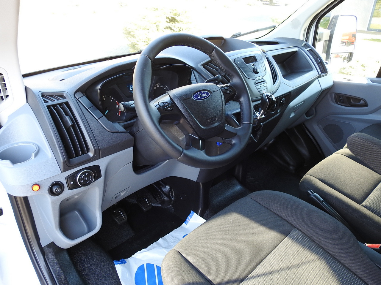 FORD TRANSIT BOX LIFT 8 PALLETS TWIN WHEELS AIR CONDITIONING 130HP - Varebil med kasse: billede 2 FORD TRANSIT BOX LIFT 8 PALLETS TWIN WHEELS AIR CONDITIONING 130HP - Varebil med kasse: billede 2