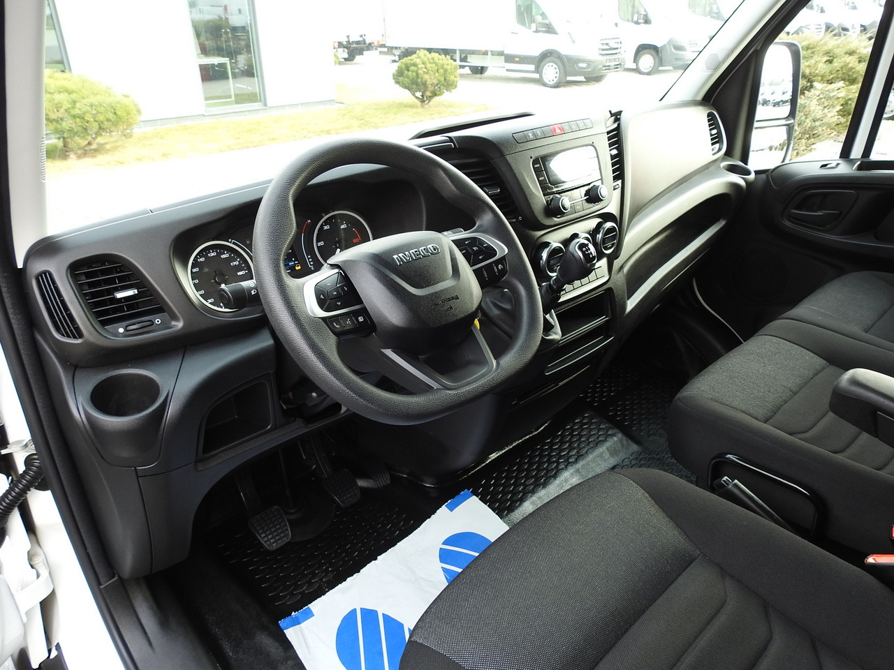 IVECO DAILY 35C16 BOX LIFT 8 PALLETS CRUISE CONTROL TWIN WHEELS AIR CONDITIONING 160HP - Varebil med kasse: billede 2 IVECO DAILY 35C16 BOX LIFT 8 PALLETS CRUISE CONTROL TWIN WHEELS AIR CONDITIONING 160HP - Varebil med kasse: billede 2