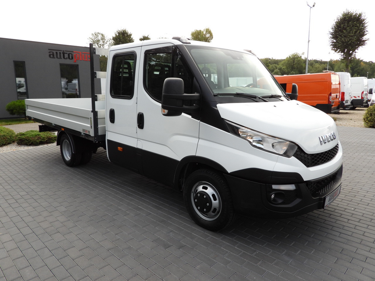 IVECO DAILY 35C17 STAKE BODY DOUBLE CABIN DOKA 7 SEATS CRUISE CONTROL TWIN WHEELS AIR CONDITIONING 170HP - Mandskabsbil: billede 4 IVECO DAILY 35C17 STAKE BODY DOUBLE CABIN DOKA 7 SEATS CRUISE CONTROL TWIN WHEELS AIR CONDITIONING 170HP - Mandskabsbil: billede 4