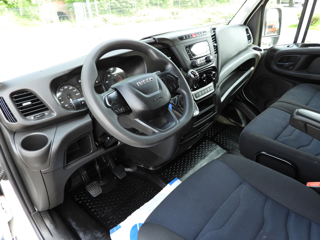 IVECO DAILY 35S12 STAKE BODY DOUBLE CABIN DOKA 7 SEATS AIR CONDITIONING 120HP - Mandskabsbil: billede 2 IVECO DAILY 35S12 STAKE BODY DOUBLE CABIN DOKA 7 SEATS AIR CONDITIONING 120HP - Mandskabsbil: billede 2