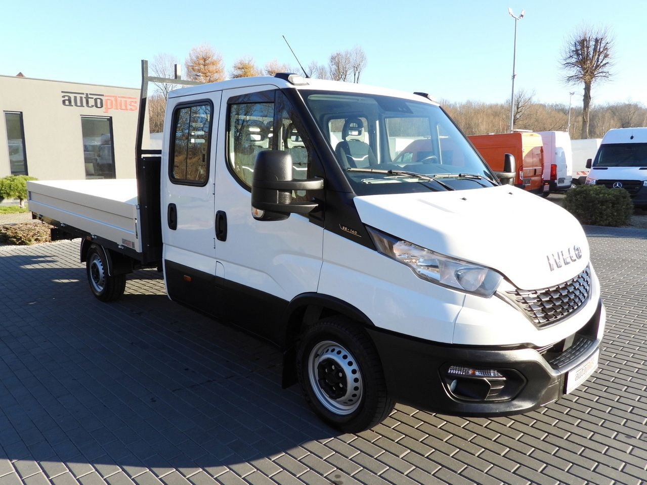 IVECO DAILY 35S14 STAKE BODY DOUBLE CABIN DOKA 7 SEATS CRUISE CONTROL AIR CONDITIONING 140HP - Mandskabsbil: billede 4 IVECO DAILY 35S14 STAKE BODY DOUBLE CABIN DOKA 7 SEATS CRUISE CONTROL AIR CONDITIONING 140HP - Mandskabsbil: billede 4