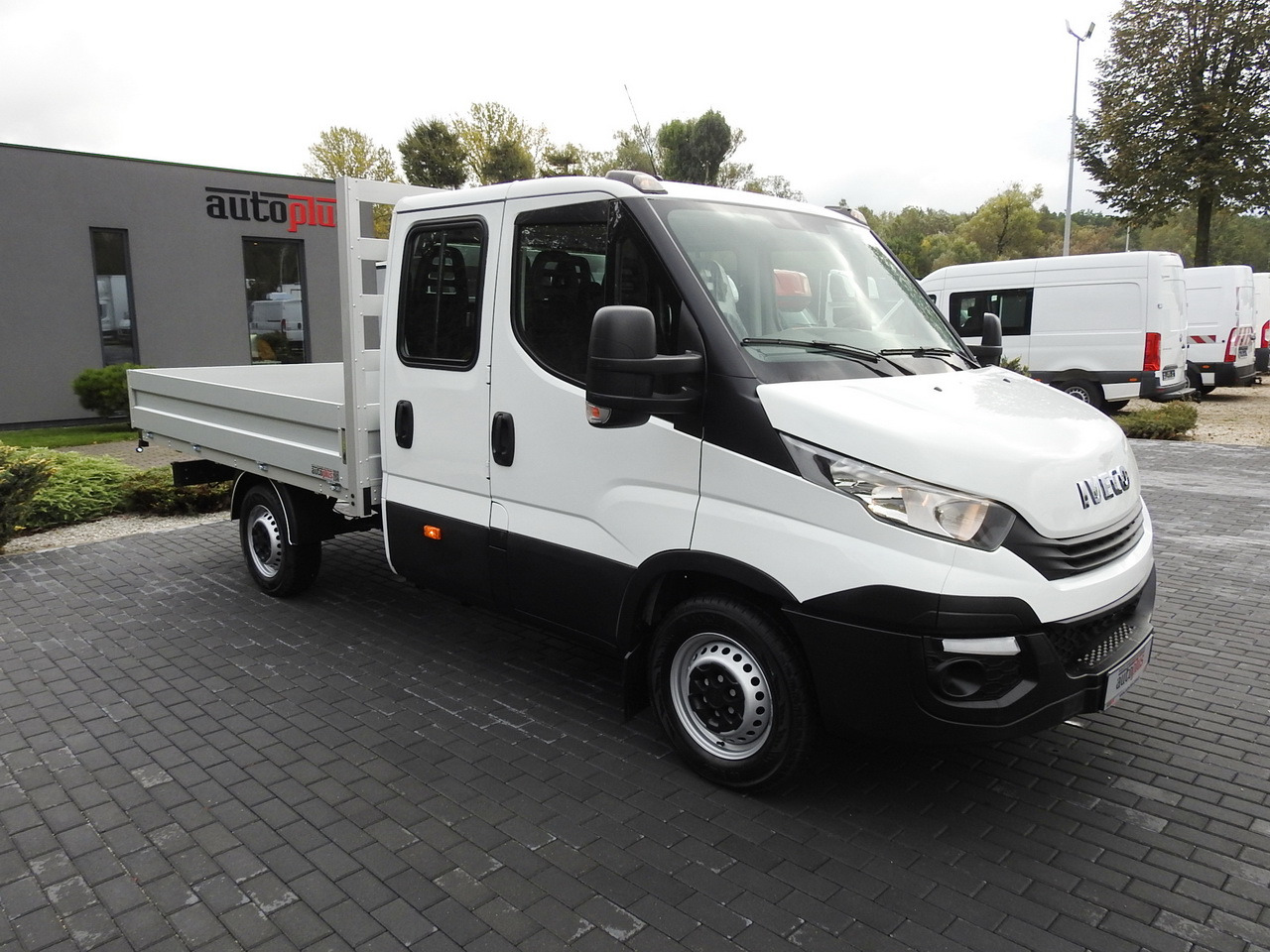 IVECO DAILY 35S15 STAKE BODY DOUBLE CABIN DOKA 7 SEATS AIR CONDITIONING 150HP - Mandskabsbil: billede 4 IVECO DAILY 35S15 STAKE BODY DOUBLE CABIN DOKA 7 SEATS AIR CONDITIONING 150HP - Mandskabsbil: billede 4