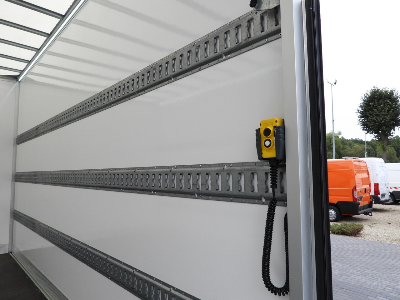 Varebil med kasse IVECO DAILY 35S18 BOX HI-MATIC LIFT 8 PALLETS CRUISE CONTROL NAVIGATION LED LIGHTS PNEUMATICS AUTOMATIC TRANSMISSION HI-MATIC AIR CONDITIONING  180HP: billede 26