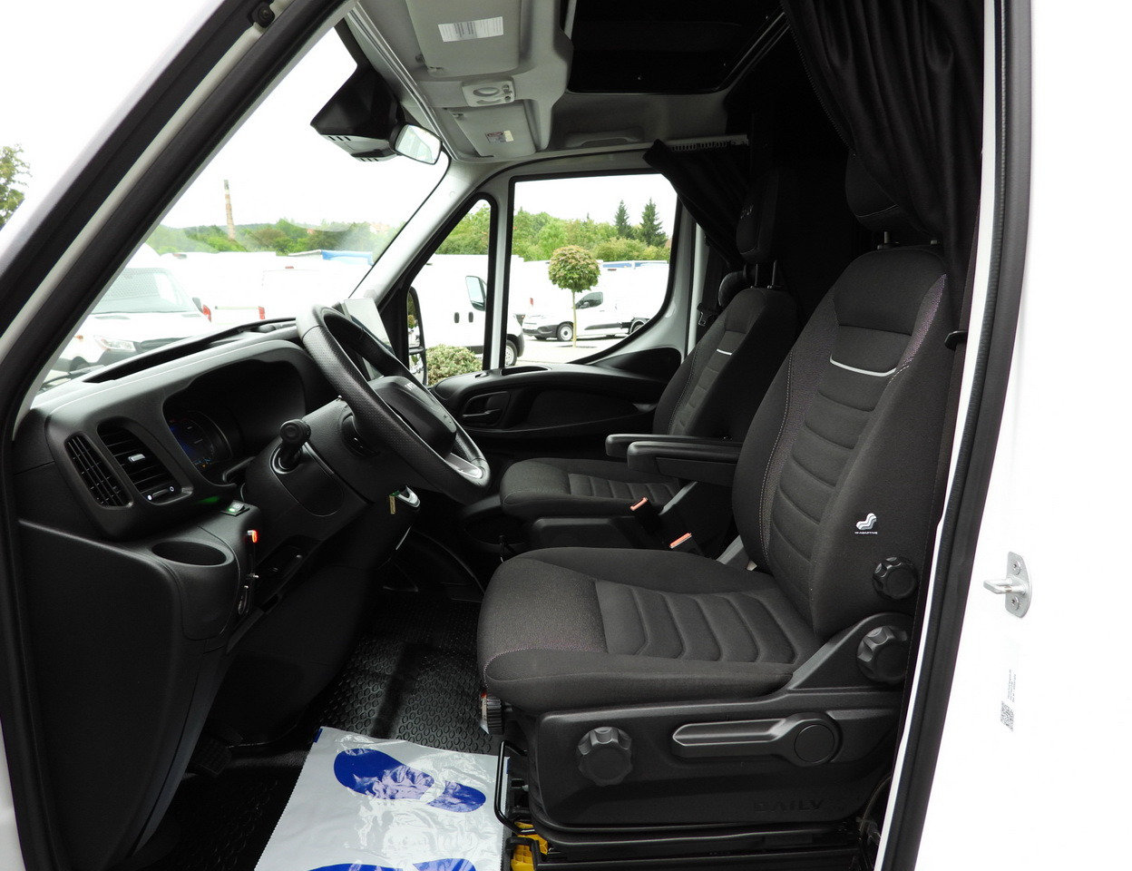 Varebil med kasse IVECO DAILY 35S18 BOX HI-MATIC LIFT 8 PALLETS CRUISE CONTROL NAVIGATION LED LIGHTS PNEUMATICS AUTOMATIC TRANSMISSION HI-MATIC AIR CONDITIONING  180HP: billede 35