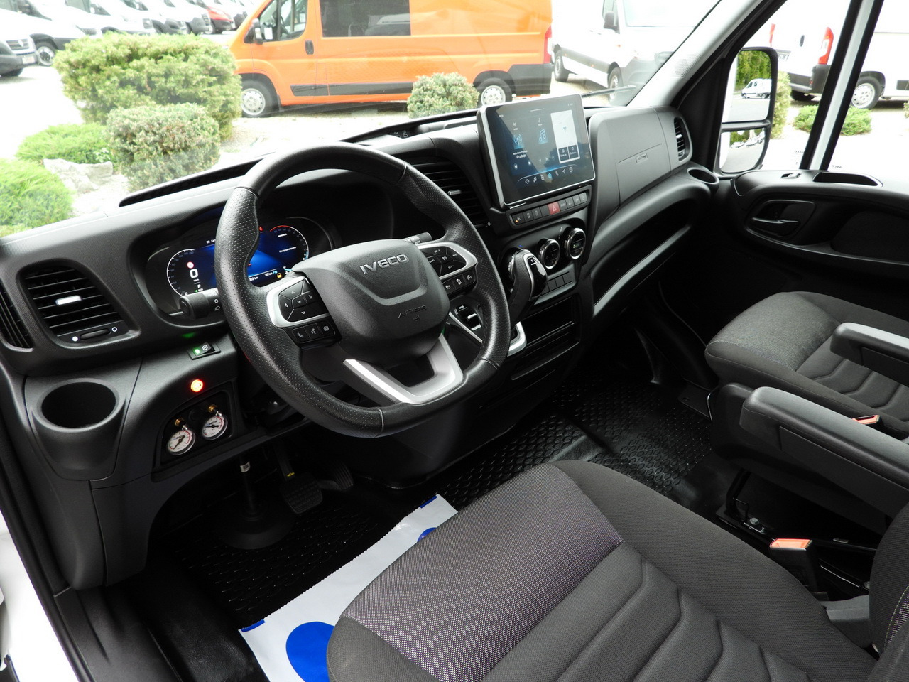 IVECO DAILY 35S18 BOX HI-MATIC LIFT 8 PALLETS CRUISE CONTROL NAVIGATION LED LIGHTS PNEUMATICS AUTOMATIC TRANSMISSION HI-MATIC AIR CONDITIONING 180HP - Varebil med kasse: billede 2 IVECO DAILY 35S18 BOX HI-MATIC LIFT 8 PALLETS CRUISE CONTROL NAVIGATION LED LIGHTS PNEUMATICS AUTOMATIC TRANSMISSION HI-MATIC AIR CONDITIONING 180HP - Varebil med kasse: billede 2