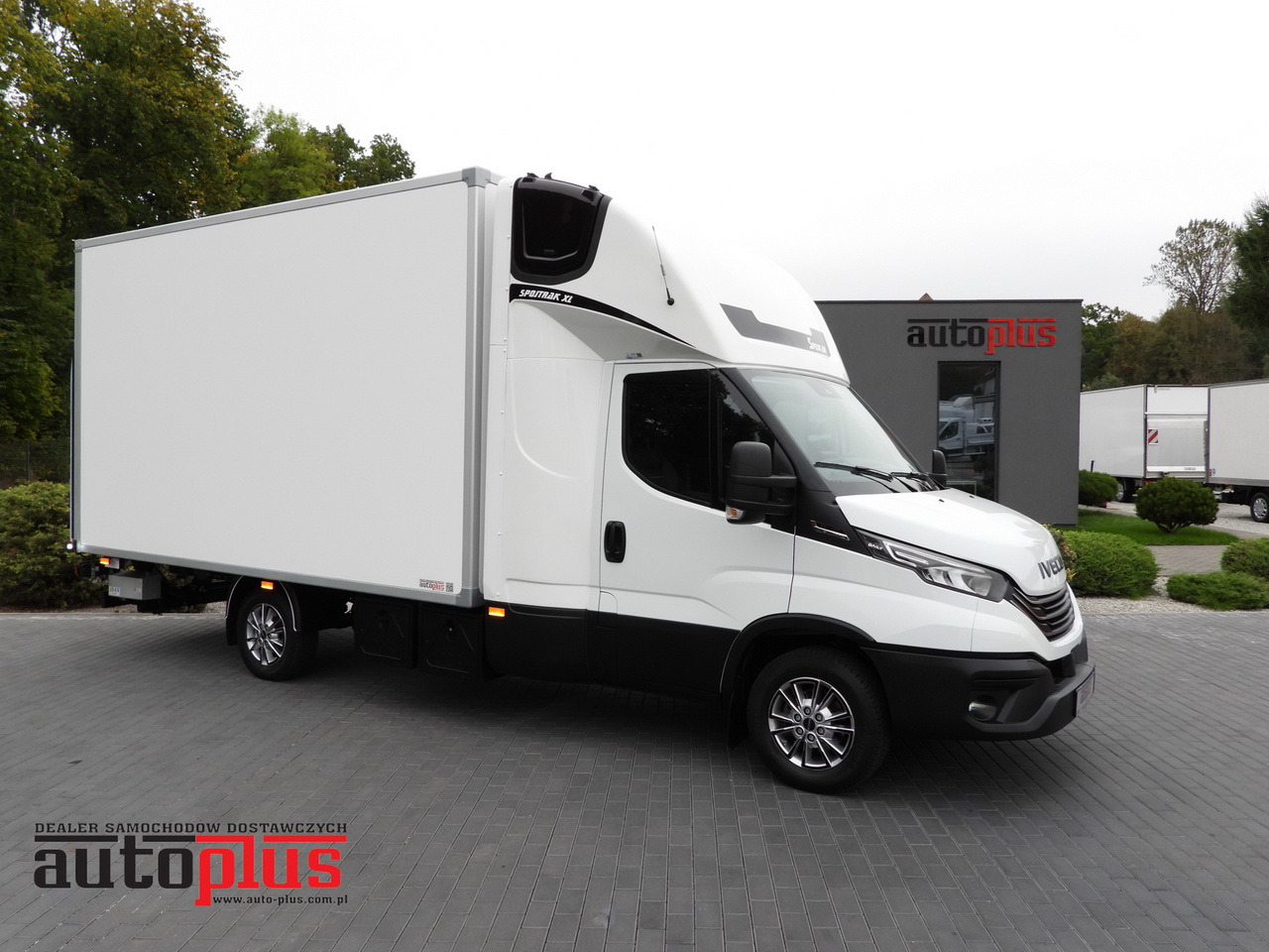 IVECO DAILY 35S18 BOX HI-MATIC LIFT 8 PALLETS CRUISE CONTROL NAVIGATION LED LIGHTS PNEUMATICS AUTOMATIC TRANSMISSION HI-MATIC AIR CONDITIONING 180HP - Varebil med kasse: billede 1 IVECO DAILY 35S18 BOX HI-MATIC LIFT 8 PALLETS CRUISE CONTROL NAVIGATION LED LIGHTS PNEUMATICS AUTOMATIC TRANSMISSION HI-MATIC AIR CONDITIONING 180HP - Varebil med kasse: billede 1