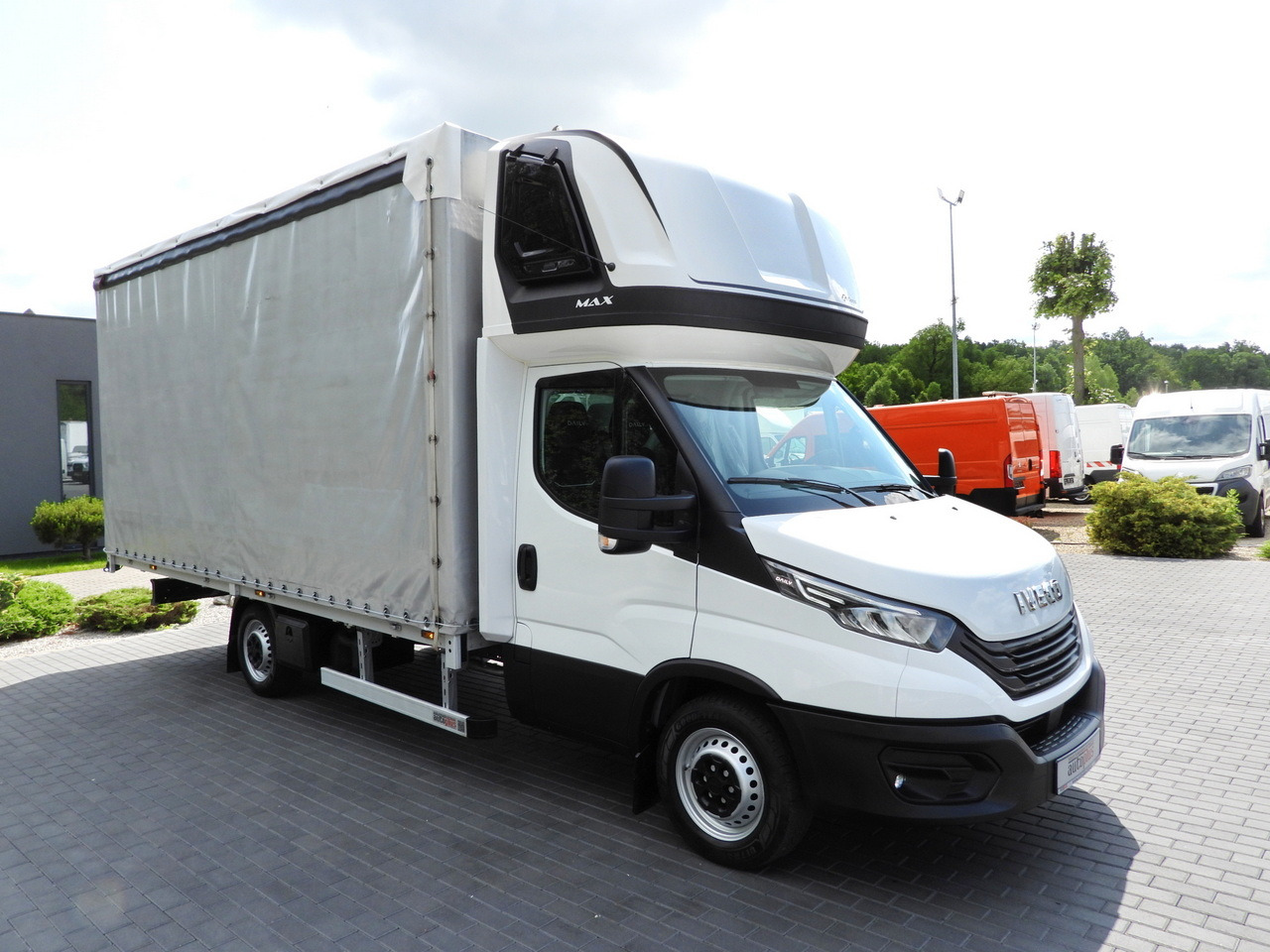 IVECO DAILY 35S18 TARPAULIN 10 PALLETS CRUISE CONTROL LED LIGHTS AIR CONDITIONING 180HP - Varebil med presenning: billede 4 IVECO DAILY 35S18 TARPAULIN 10 PALLETS CRUISE CONTROL LED LIGHTS AIR CONDITIONING 180HP - Varebil med presenning: billede 4