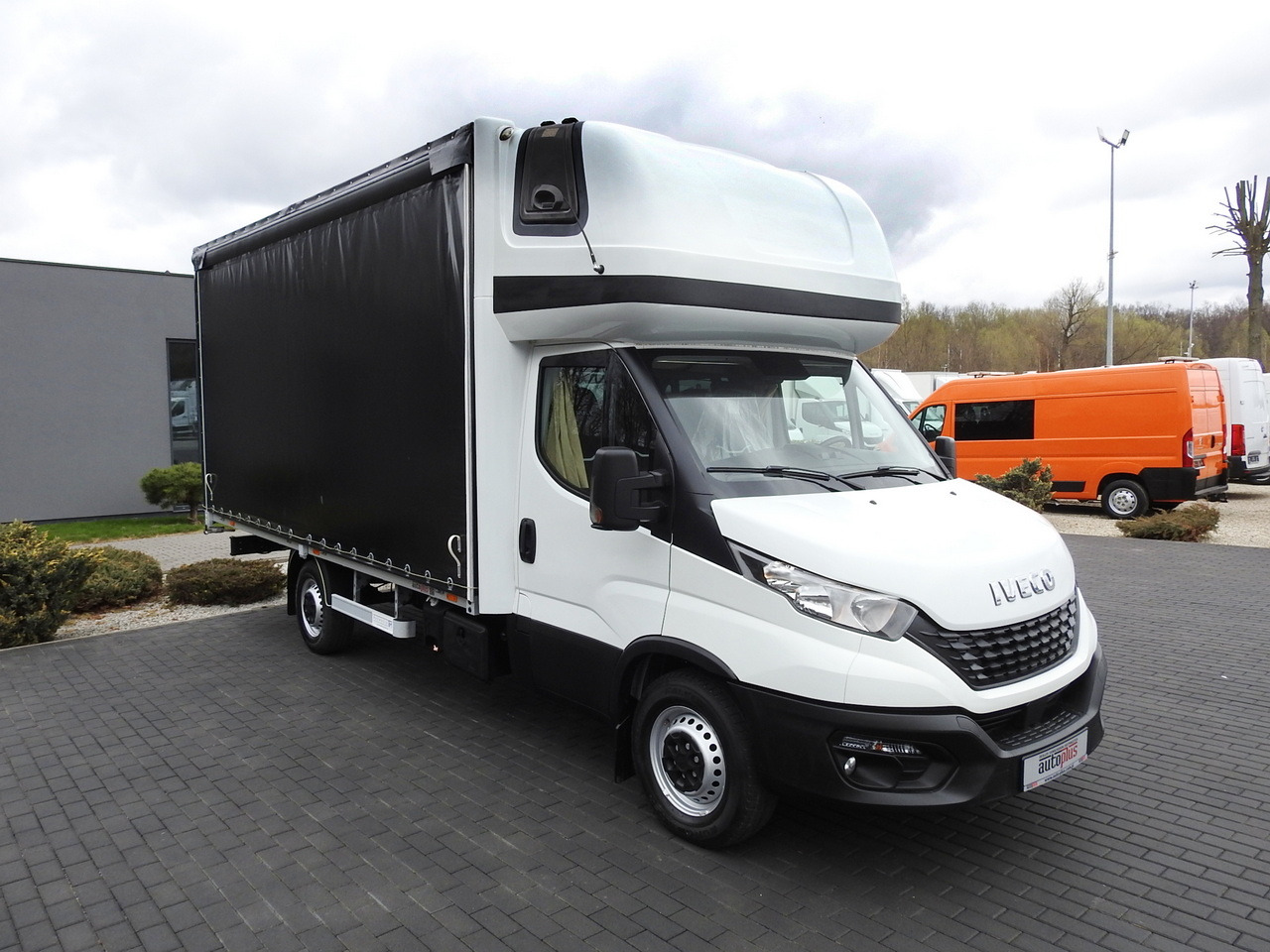IVECO DAILY 35S18 TARPAULIN 10 PALLETS WEBASTO CRUISE CONTROL AIR CONDITIONING 180HP - Varebil med presenning: billede 4 IVECO DAILY 35S18 TARPAULIN 10 PALLETS WEBASTO CRUISE CONTROL AIR CONDITIONING 180HP - Varebil med presenning: billede 4