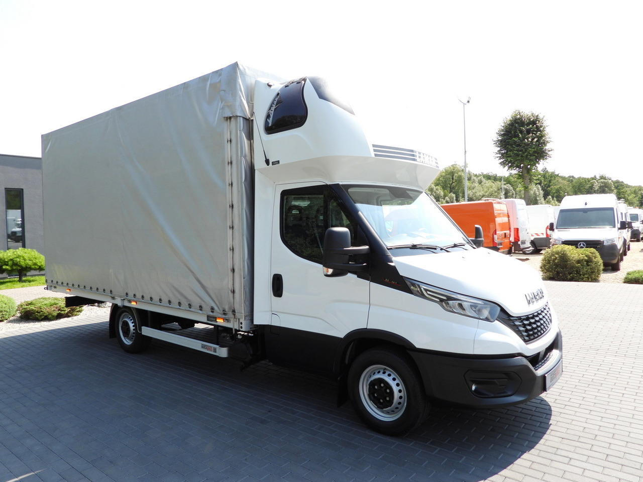 IVECO DAILY 35S18 TARPAULIN 10 PALLETS WEBASTO CRUISE CONTROL LED LIGHTS PNEUMATICS AIR CONDITIONING 180HP - Varebil med presenning: billede 4 IVECO DAILY 35S18 TARPAULIN 10 PALLETS WEBASTO CRUISE CONTROL LED LIGHTS PNEUMATICS AIR CONDITIONING 180HP - Varebil med presenning: billede 4