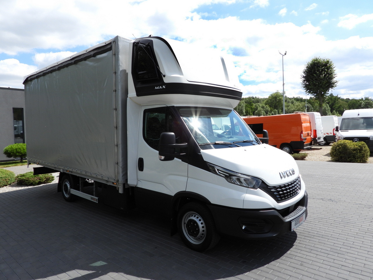 IVECO DAILY 35S18 TARPAULIN 10 PALLETS WEBASTO CRUISE CONTROL NAVIGATION LED LIGHTS AIR CONDITIONING 180HP - Varebil med presenning: billede 4 IVECO DAILY 35S18 TARPAULIN 10 PALLETS WEBASTO CRUISE CONTROL NAVIGATION LED LIGHTS AIR CONDITIONING 180HP - Varebil med presenning: billede 4