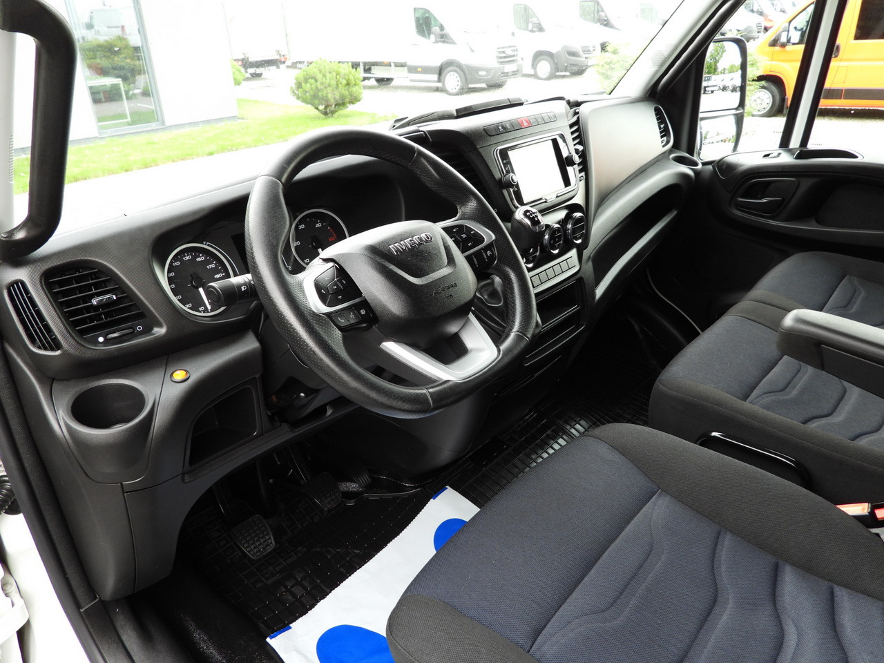 IVECO DAILY 35S18 TARPAULIN 10 PALLETS WEBASTO CRUISE CONTROL NAVIGATION LED LIGHTS AIR CONDITIONING 180HP - Varebil med presenning: billede 2 IVECO DAILY 35S18 TARPAULIN 10 PALLETS WEBASTO CRUISE CONTROL NAVIGATION LED LIGHTS AIR CONDITIONING 180HP - Varebil med presenning: billede 2