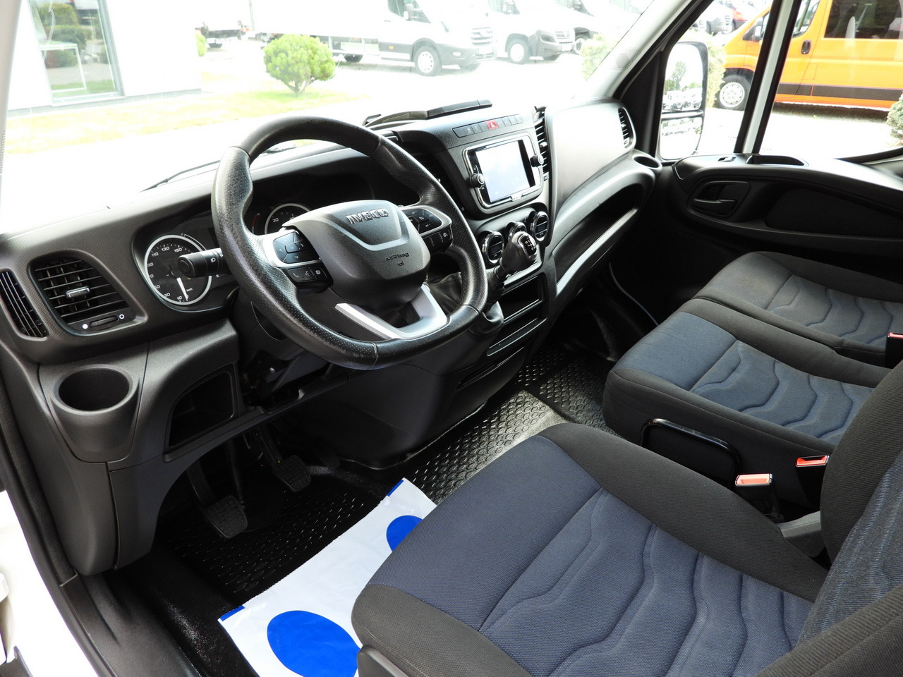 IVECO DAILY 35S18 TARPAULIN 10 PALLETS WEBASTO CRUISE CONTROL NAVIGATION LED LIGHTS AIR CONDITIONING 180HP - Varebil med presenning: billede 2 IVECO DAILY 35S18 TARPAULIN 10 PALLETS WEBASTO CRUISE CONTROL NAVIGATION LED LIGHTS AIR CONDITIONING 180HP - Varebil med presenning: billede 2