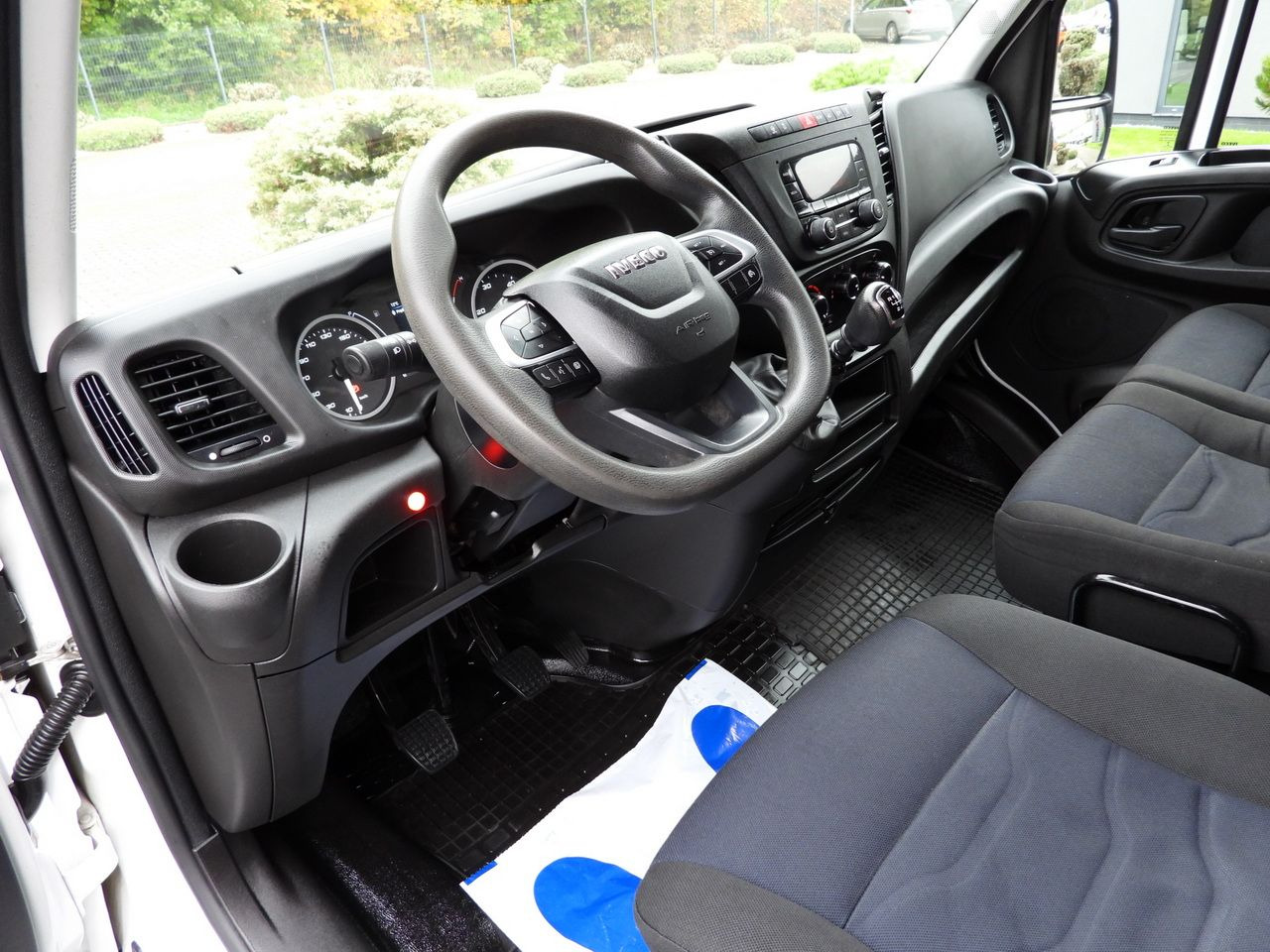 IVECO DAILY 35S18 TARPAULIN LIFT 8 PALLETS WEBASTO CRUISE CONTROL AIR CONDITIONING 180HP - Varebil med presenning: billede 2 IVECO DAILY 35S18 TARPAULIN LIFT 8 PALLETS WEBASTO CRUISE CONTROL AIR CONDITIONING 180HP - Varebil med presenning: billede 2