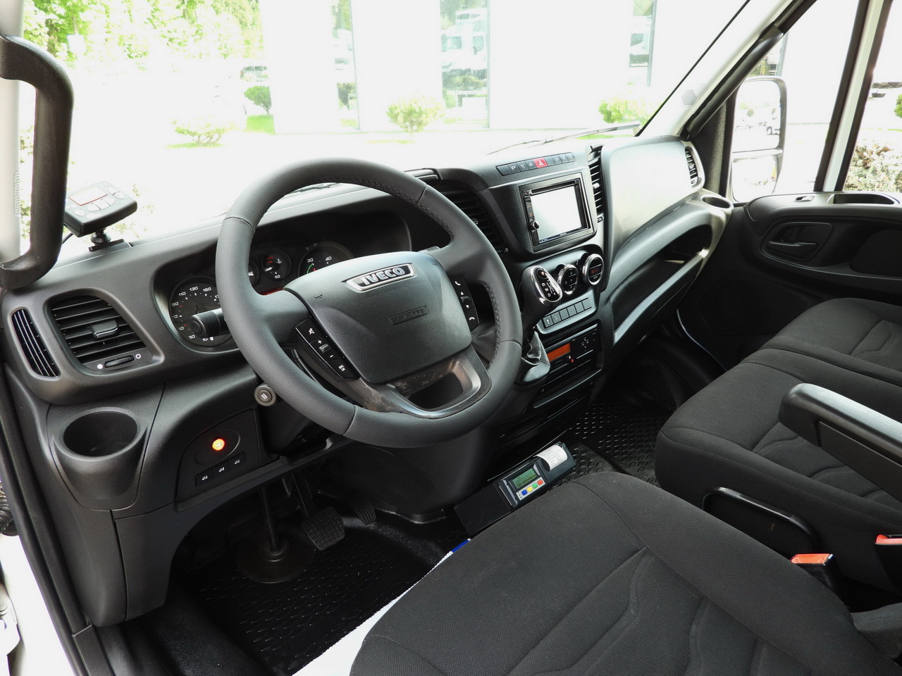 IVECO DAILY 70C17 REFRIGERATOR 1*C LIFT 10 PALLETS POWER SUPPLY 230V CRUISE CONTROL AIR CONDITIONING PNEUMATICS AUTOMATIC TRANSMISSION HI-MATIC TWIN WHEELS 170HP - Kølevogn lastbil: billede 2 IVECO DAILY 70C17 REFRIGERATOR 1*C LIFT 10 PALLETS POWER SUPPLY 230V CRUISE CONTROL AIR CONDITIONING PNEUMATICS AUTOMATIC TRANSMISSION HI-MATIC TWIN WHEELS 170HP - Kølevogn lastbil: billede 2