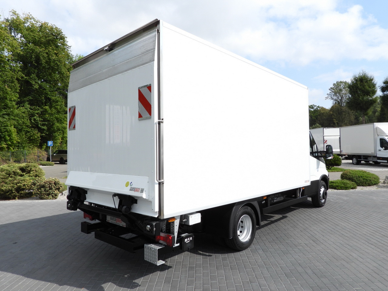 IVECO DAILY 70C17 REFRIGERATOR 1*C LIFT 10 PALLETS POWER SUPPLY 230V CRUISE CONTROL AIR CONDITIONING PNEUMATICS AUTOMATIC TRANSMISSION HI-MATIC TWIN WHEELS 170HP - Kølevogn lastbil: billede 3 IVECO DAILY 70C17 REFRIGERATOR 1*C LIFT 10 PALLETS POWER SUPPLY 230V CRUISE CONTROL AIR CONDITIONING PNEUMATICS AUTOMATIC TRANSMISSION HI-MATIC TWIN WHEELS 170HP - Kølevogn lastbil: billede 3