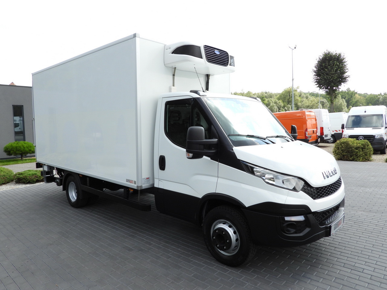 IVECO DAILY 70C17 REFRIGERATOR 1*C LIFT 10 PALLETS POWER SUPPLY 230V CRUISE CONTROL AIR CONDITIONING PNEUMATICS AUTOMATIC TRANSMISSION HI-MATIC TWIN WHEELS 170HP - Kølevogn lastbil: billede 4 IVECO DAILY 70C17 REFRIGERATOR 1*C LIFT 10 PALLETS POWER SUPPLY 230V CRUISE CONTROL AIR CONDITIONING PNEUMATICS AUTOMATIC TRANSMISSION HI-MATIC TWIN WHEELS 170HP - Kølevogn lastbil: billede 4