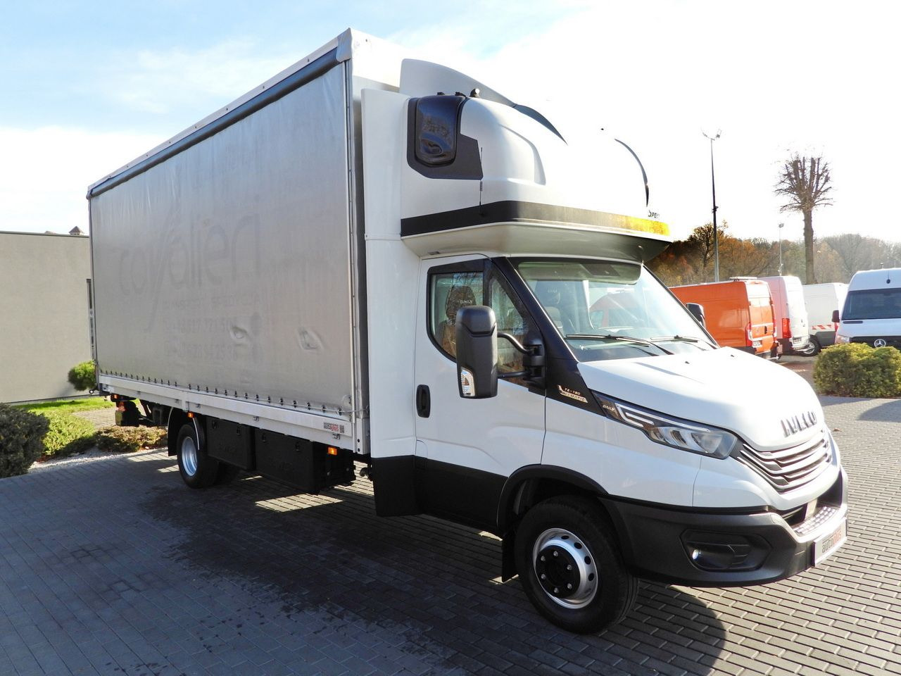 IVECO DAILY 70C18 TARPAULIN LIFT 16 PALLETS WEBASTO CRUISE CONTROL NAVIGATION LED LIGHTS PNEUMATICS AUTOMATIC TRANSMISSION HI-MATIC TWIN WHEELS AIR CONDITIONING 180HP - Lastbil med presenning: billede 4 IVECO DAILY 70C18 TARPAULIN LIFT 16 PALLETS WEBASTO CRUISE CONTROL NAVIGATION LED LIGHTS PNEUMATICS AUTOMATIC TRANSMISSION HI-MATIC TWIN WHEELS AIR CONDITIONING 180HP - Lastbil med presenning: billede 4