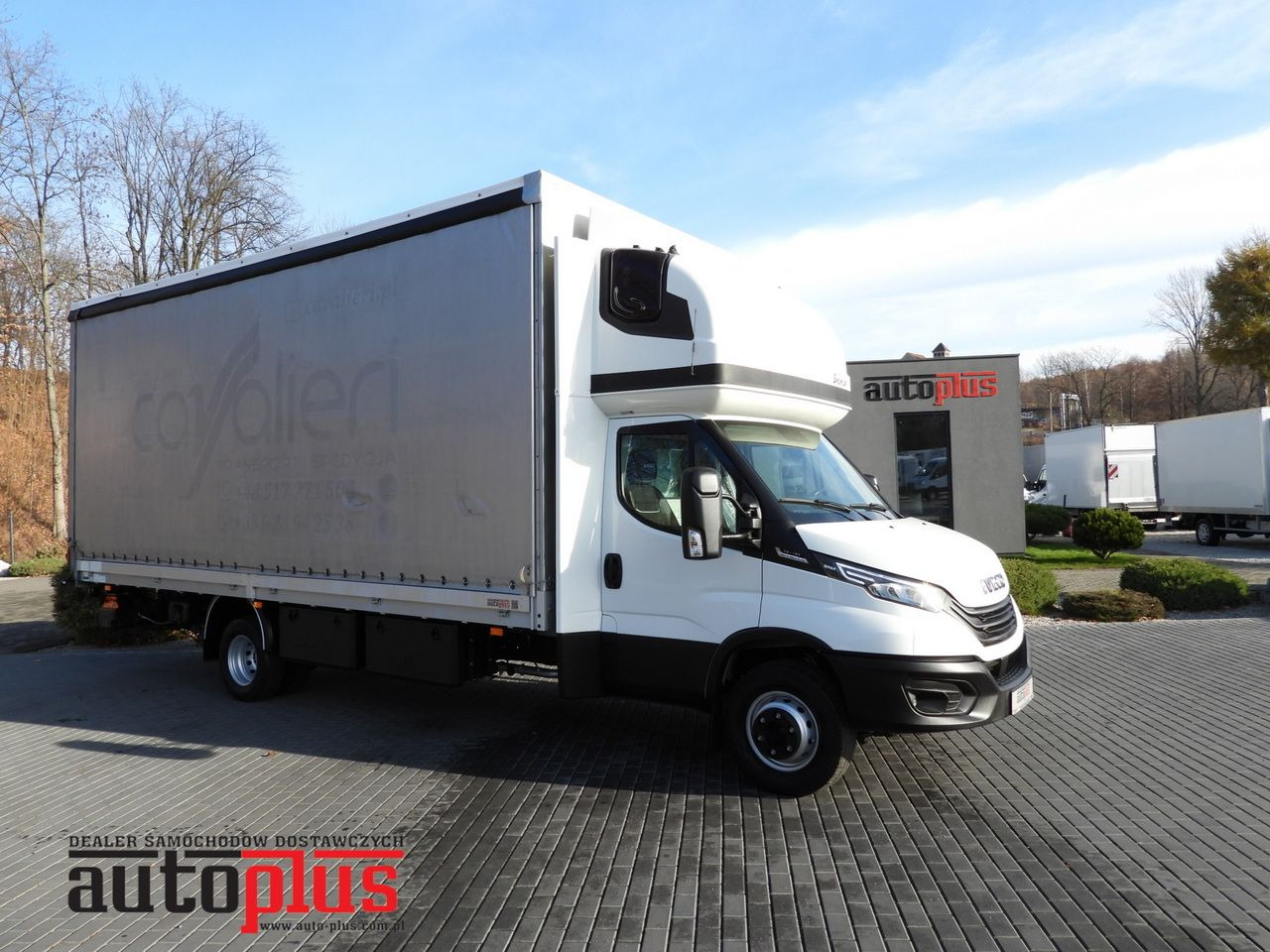 Varebil med presenning IVECO DAILY 70C18 TARPAULIN LIFT 16 PALLETS WEBASTO CRUISE CONTROL NAVIGATION LED LIGHTS PNEUMATICS AUTOMATIC TRANSMISSION HI-MATIC TWIN WHEELS AIR CONDITIONING  180HP: billede 1