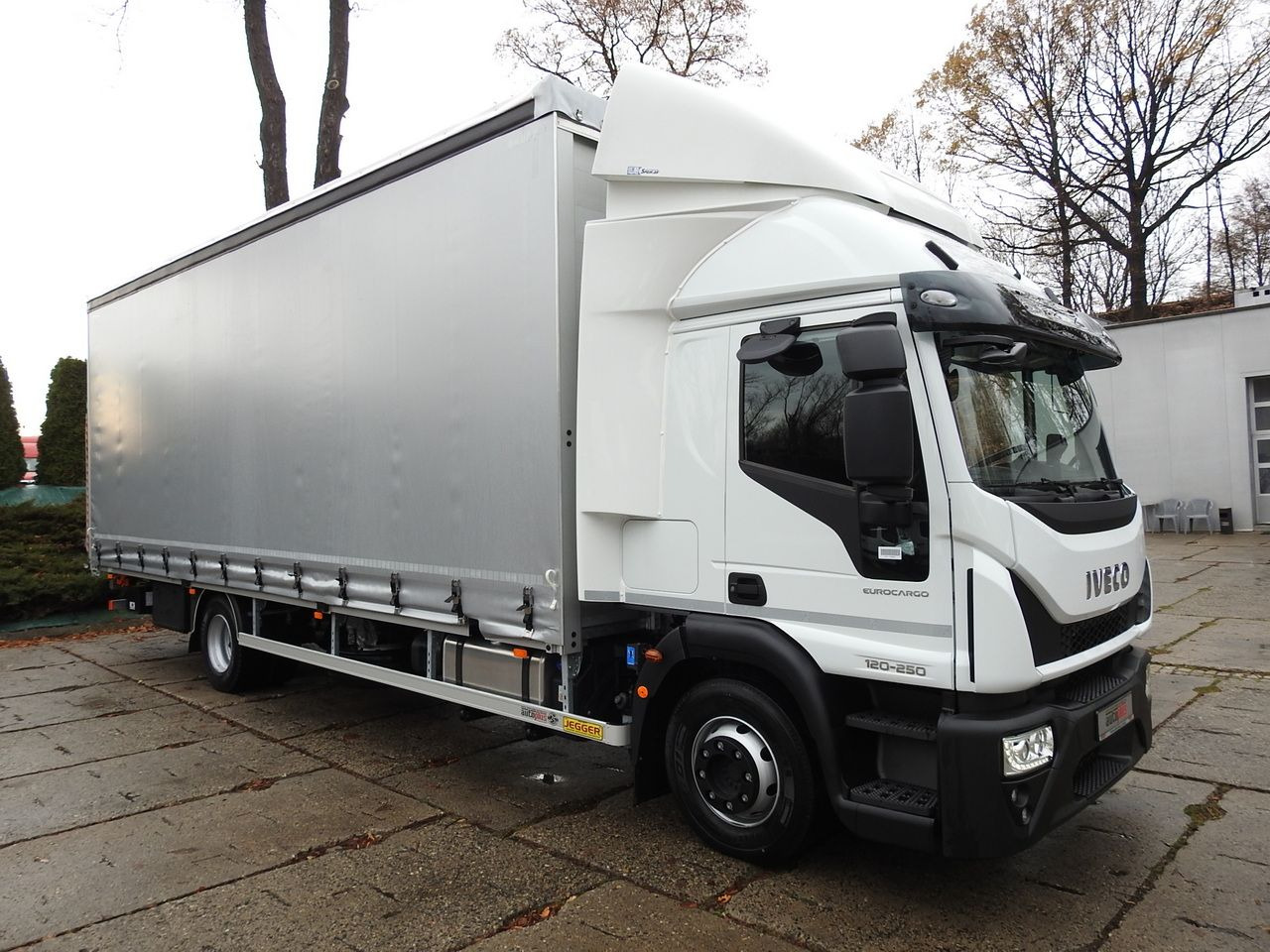 IVECO EUROCARGO 120-250 NEW TARPAULIN LIFT 18 PALLETS WEBASTO CRUISE CONTROL AIR CONDITIONING LED LIGHTS PNEUMATICS AUTOMATIC TRANSMISSION HI-MATIC 250HP - Varebil med presenning: billede 4 IVECO EUROCARGO 120-250 NEW TARPAULIN LIFT 18 PALLETS WEBASTO CRUISE CONTROL AIR CONDITIONING LED LIGHTS PNEUMATICS AUTOMATIC TRANSMISSION HI-MATIC 250HP - Varebil med presenning: billede 4