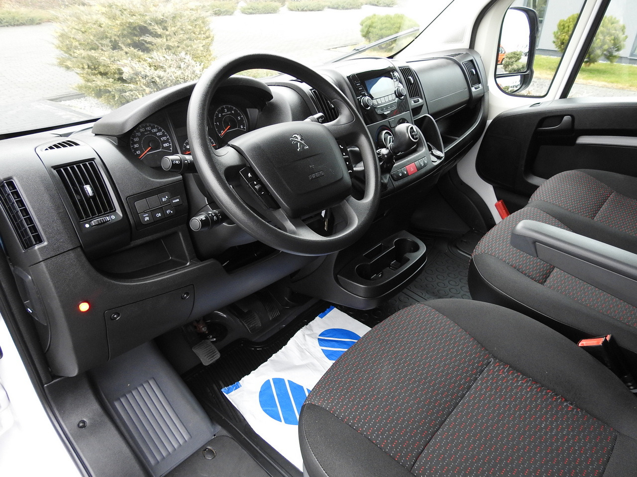 PEUGEOT BOXER BOX LIFT 8 PALLETS CRUISE CONTROL AIR CONDITIONING 140HP - Varebil med kasse: billede 2 PEUGEOT BOXER BOX LIFT 8 PALLETS CRUISE CONTROL AIR CONDITIONING 140HP - Varebil med kasse: billede 2