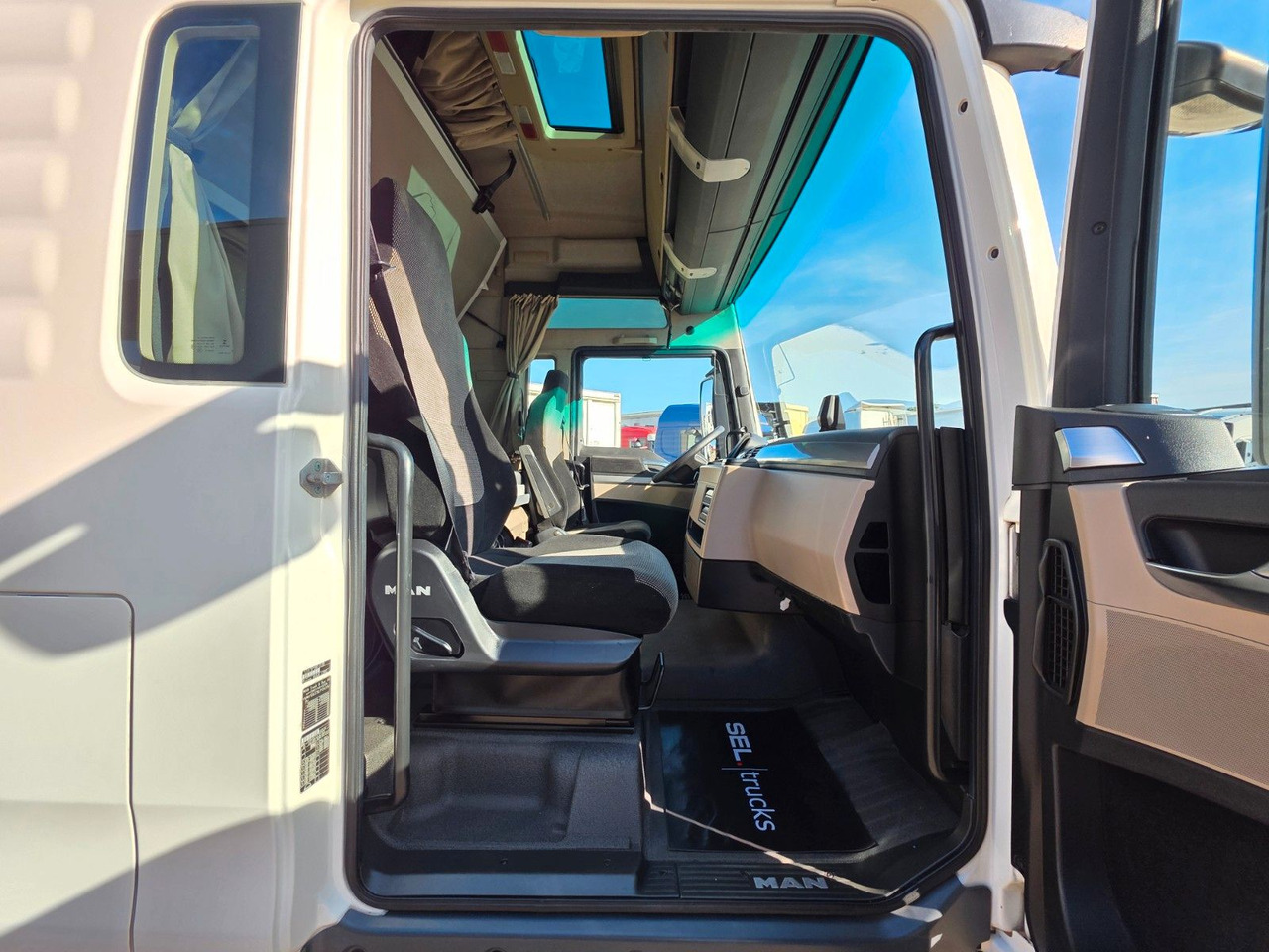 Trækker MAN TGX 18.460 4X2 LLS-U: billede 28 Trækker MAN TGX 18.460 4X2 LLS-U: billede 28