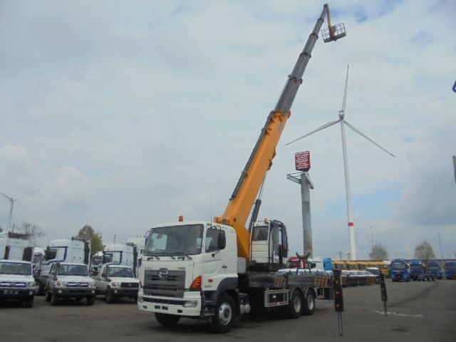 Hino 700 6X4 - Lastbil med mandskabslift: billede 1 Hino 700 6X4 - Lastbil med mandskabslift: billede 1