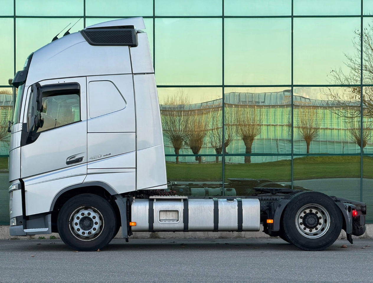 Volvo FH 13.420 Euro 6 Only 570.000 KM Full AIR 2X Tanks LOW Deck NL-Truck - Trækker: billede 2 Volvo FH 13.420 Euro 6 Only 570.000 KM Full AIR 2X Tanks LOW Deck NL-Truck - Trækker: billede 2