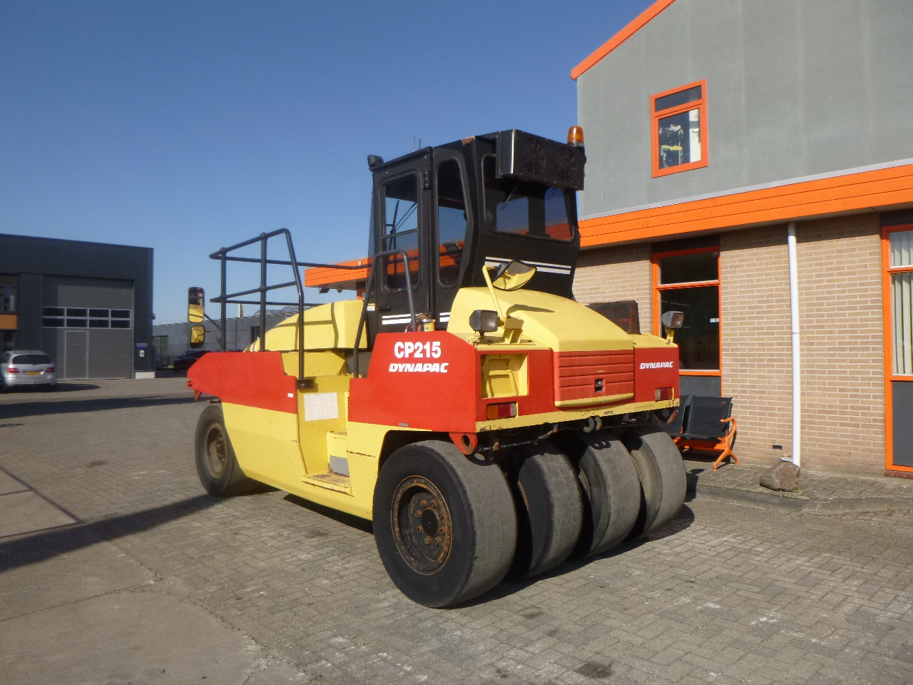 DYNAPAC CP215(HITACHI) - Gummihjulstromle: billede 2 DYNAPAC CP215(HITACHI) - Gummihjulstromle: billede 2