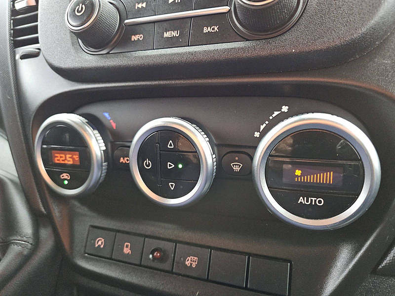 Varebil med kasse Iveco Daily 35S14       Bakwagen Laadklep!: billede 11