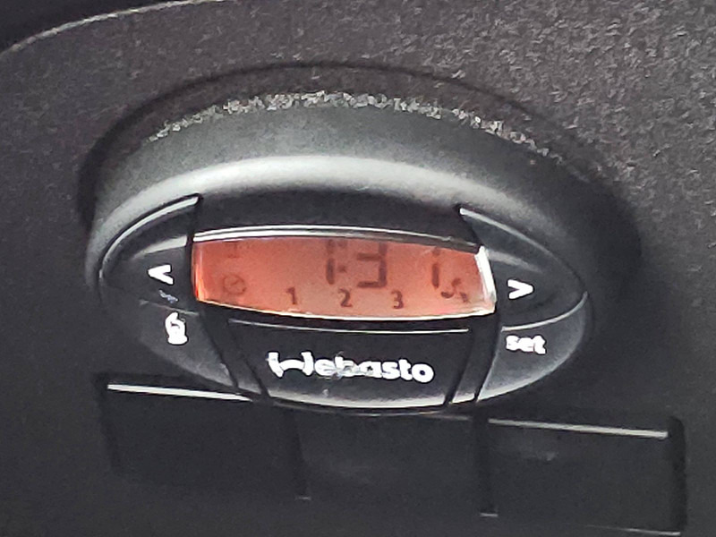 Varebil med kasse Iveco Daily 35S14       Bakwagen Laadklep!: billede 12