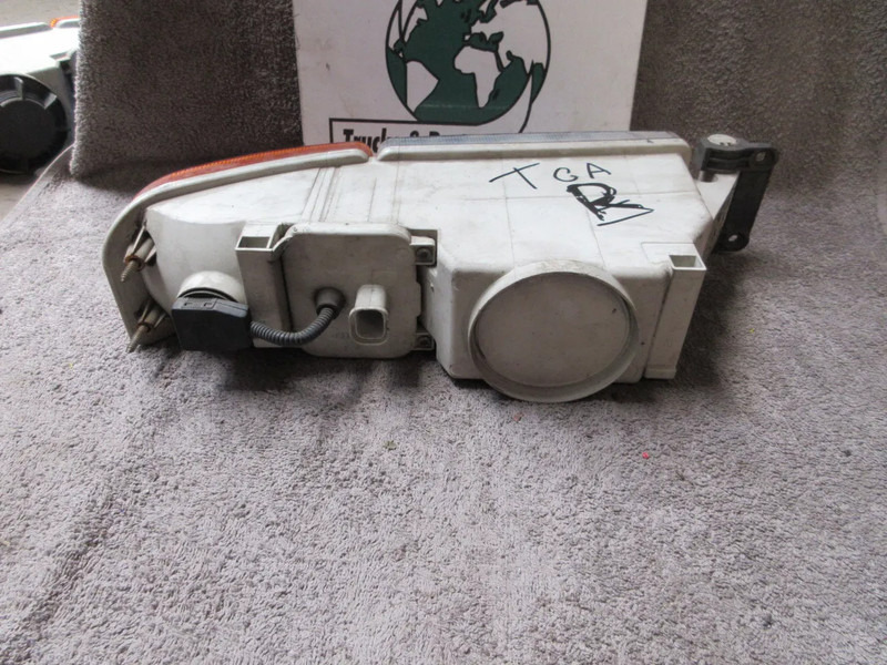 MAN 81.25320-6090 MAN TGA RECHTS MISTLAMP MODEL 2005 - Tågelygte for Lastbil: billede 3 MAN 81.25320-6090 MAN TGA RECHTS MISTLAMP MODEL 2005 - Tågelygte for Lastbil: billede 3