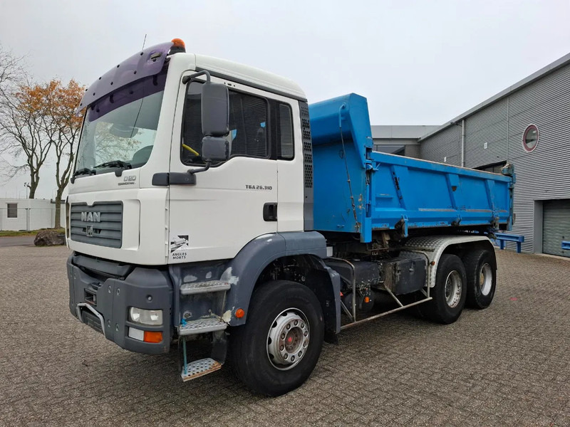 MAN TGA 26.310 / 6X4 / 2XBIG AXLE / 2SIDE TIPPER / ONLY:545423 KM / TUV:06-05-2026 / FULL-STEEL / AIRCO / MANUAL / EURO-4 / 2005 - Tipvogn lastbil: billede 3 MAN TGA 26.310 / 6X4 / 2XBIG AXLE / 2SIDE TIPPER / ONLY:545423 KM / TUV:06-05-2026 / FULL-STEEL / AIRCO / MANUAL / EURO-4 / 2005 - Tipvogn lastbil: billede 3