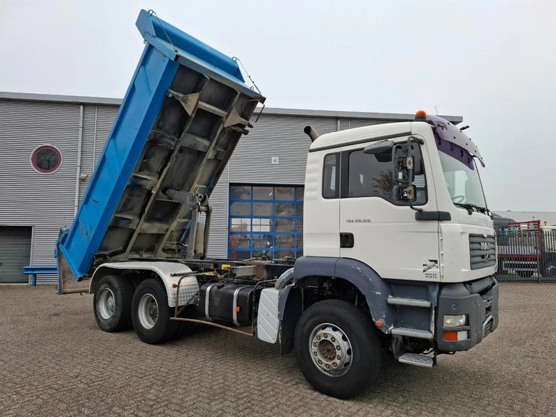 MAN TGA 26.310 / 6X4 / 2XBIG AXLE / 2SIDE TIPPER / ONLY:545423 KM / TUV:06-05-2026 / FULL-STEEL / AIRCO / MANUAL / EURO-4 / 2005 - Tipvogn lastbil: billede 5 MAN TGA 26.310 / 6X4 / 2XBIG AXLE / 2SIDE TIPPER / ONLY:545423 KM / TUV:06-05-2026 / FULL-STEEL / AIRCO / MANUAL / EURO-4 / 2005 - Tipvogn lastbil: billede 5