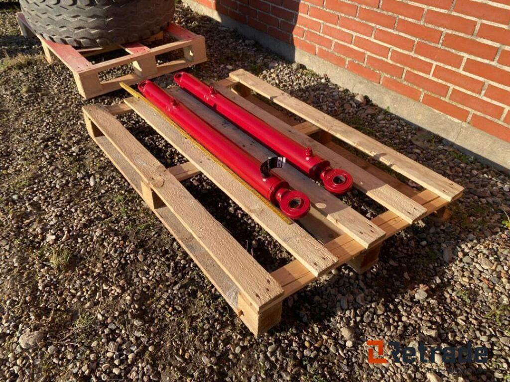 HYDRAULIK CYLINDER 2 STK. DOBBELTVIRKENDE / HYDRAULIC CYLINDER 2 PCS DOUBLE-ACTING - Landbrugsmaskine: billede 1 HYDRAULIK CYLINDER 2 STK. DOBBELTVIRKENDE / HYDRAULIC CYLINDER 2 PCS DOUBLE-ACTING - Landbrugsmaskine: billede 1