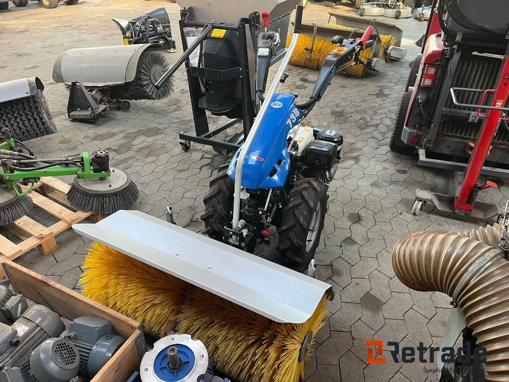 Redskabsbærer BCS 738 Power Safe Motoriseret med frontkost samt tilbehør - Landbrugsmaskine: billede 3 Redskabsbærer BCS 738 Power Safe Motoriseret med frontkost samt tilbehør - Landbrugsmaskine: billede 3