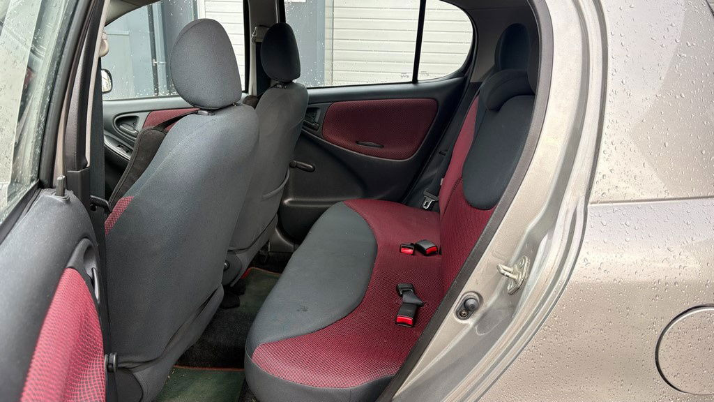 Hatchback Toyota Yaris 1.3 - Petrol - 5 Doors - AC: billede 8 Hatchback Toyota Yaris 1.3 - Petrol - 5 Doors - AC: billede 8