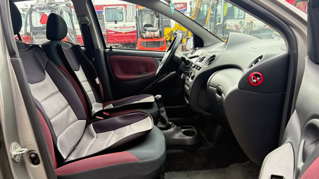 Hatchback Toyota Yaris 1.3 - Petrol - 5 Doors - AC: billede 10 Hatchback Toyota Yaris 1.3 - Petrol - 5 Doors - AC: billede 10