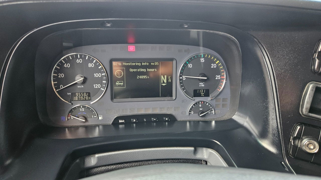 Leje en  Mercedes-Benz Actros 1841 4x2 tractor unit - retarder Mercedes-Benz Actros 1841 4x2 tractor unit - retarder: billede 25