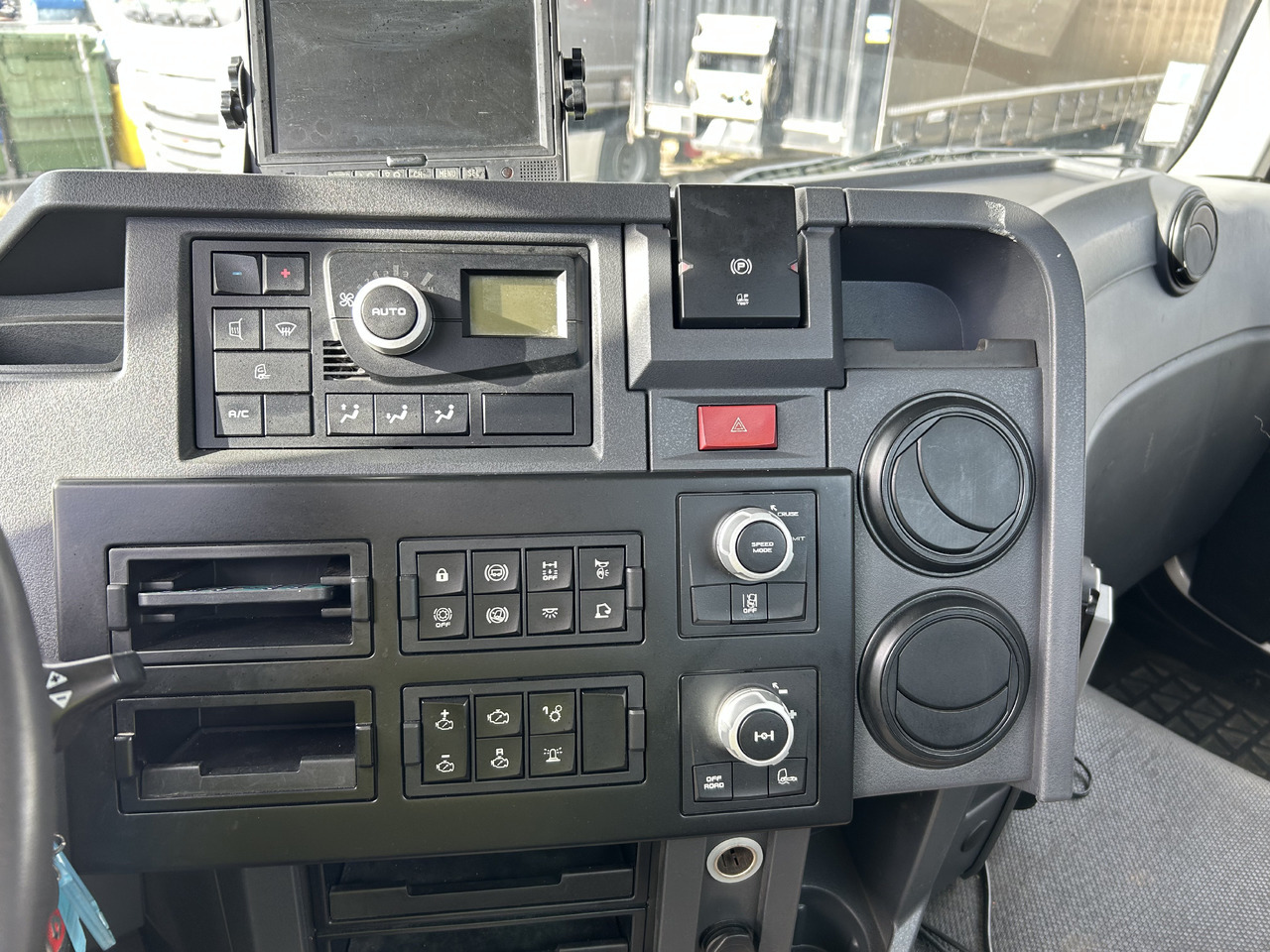 Leje en RENAULT C380 6X4 / FASSI F215A + REMOTE / ROTATOR RENAULT C380 6X4 / FASSI F215A + REMOTE / ROTATOR: billede 16 Leje en RENAULT C380 6X4 / FASSI F215A + REMOTE / ROTATOR RENAULT C380 6X4 / FASSI F215A + REMOTE / ROTATOR: billede 16