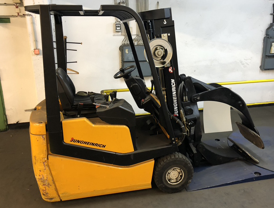 Three-wheel electric front loader Jungheinrich EFG DF 15 with duplex mast and Meyer roller clamp - El gaffeltruck: billede 1 Three-wheel electric front loader Jungheinrich EFG DF 15 with duplex mast and Meyer roller clamp - El gaffeltruck: billede 1