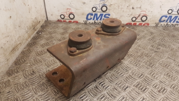 Massey Ferguson 690, 698, 699 Cab Suspension Bracket Mounting Lhs 1680876m91 - Førerhusaffjedring for Traktor: billede 3 Massey Ferguson 690, 698, 699 Cab Suspension Bracket Mounting Lhs 1680876m91 - Førerhusaffjedring for Traktor: billede 3