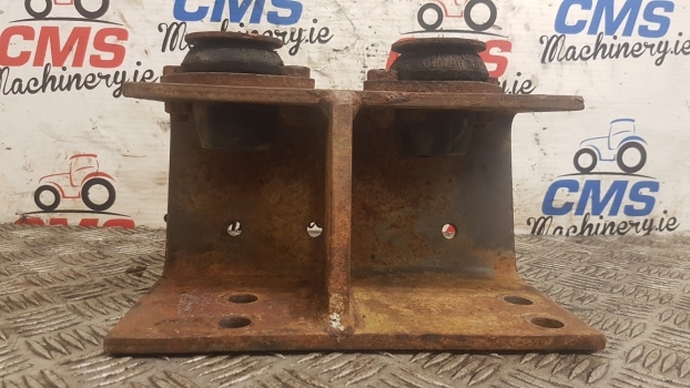 Massey Ferguson 690, 698, 699 Cab Suspension Bracket Mounting Lhs 1680876m91 - Førerhusaffjedring for Traktor: billede 1 Massey Ferguson 690, 698, 699 Cab Suspension Bracket Mounting Lhs 1680876m91 - Førerhusaffjedring for Traktor: billede 1