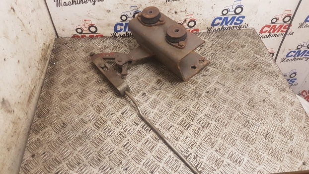 Massey Ferguson 690, 698, 699 Cab Suspension Bracket Mounting Rhs 1679774m93 - Førerhusaffjedring for Traktor: billede 1 Massey Ferguson 690, 698, 699 Cab Suspension Bracket Mounting Rhs 1679774m93 - Førerhusaffjedring for Traktor: billede 1