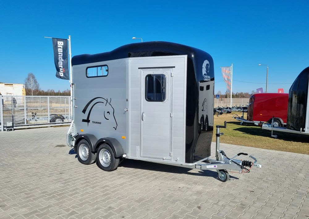 CHEVAL LIBERTÉ Touring Country + siodlarnia | przyczepa dla dwóch koni z rampą z przodu | 2000 kg DMC - Hestetrailer: billede 1 CHEVAL LIBERTÉ Touring Country + siodlarnia | przyczepa dla dwóch koni z rampą z przodu | 2000 kg DMC - Hestetrailer: billede 1