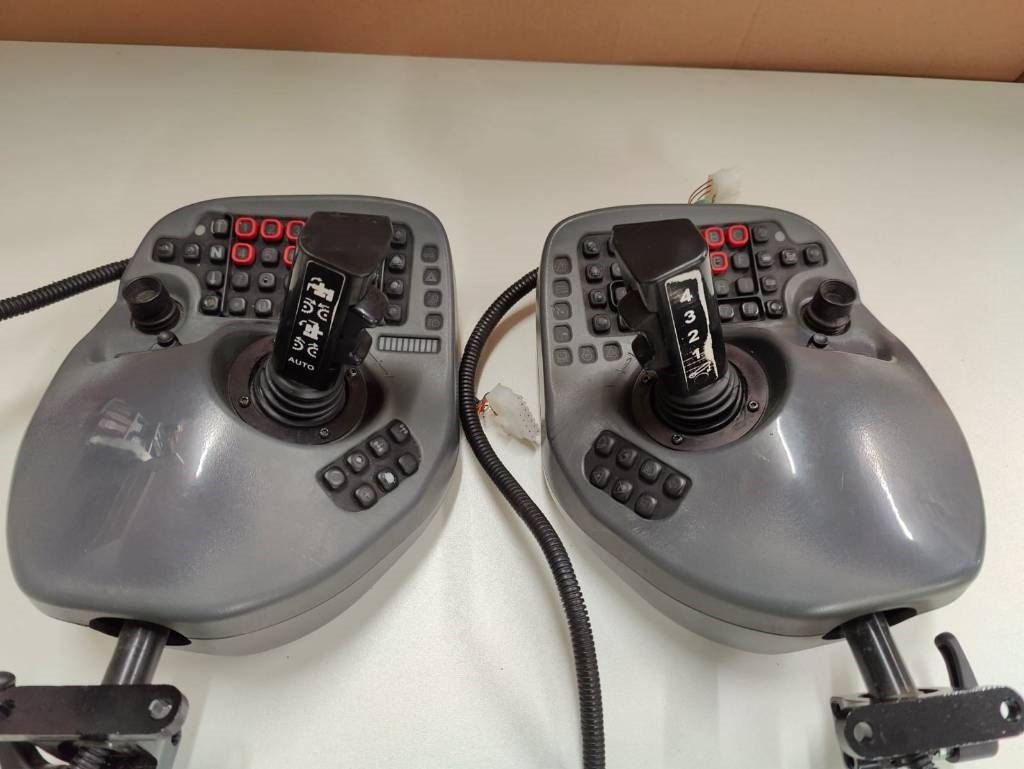 Komatsu Joysticks - Elektrisk system for Skovningsmaskine: billede 2 Komatsu Joysticks - Elektrisk system for Skovningsmaskine: billede 2