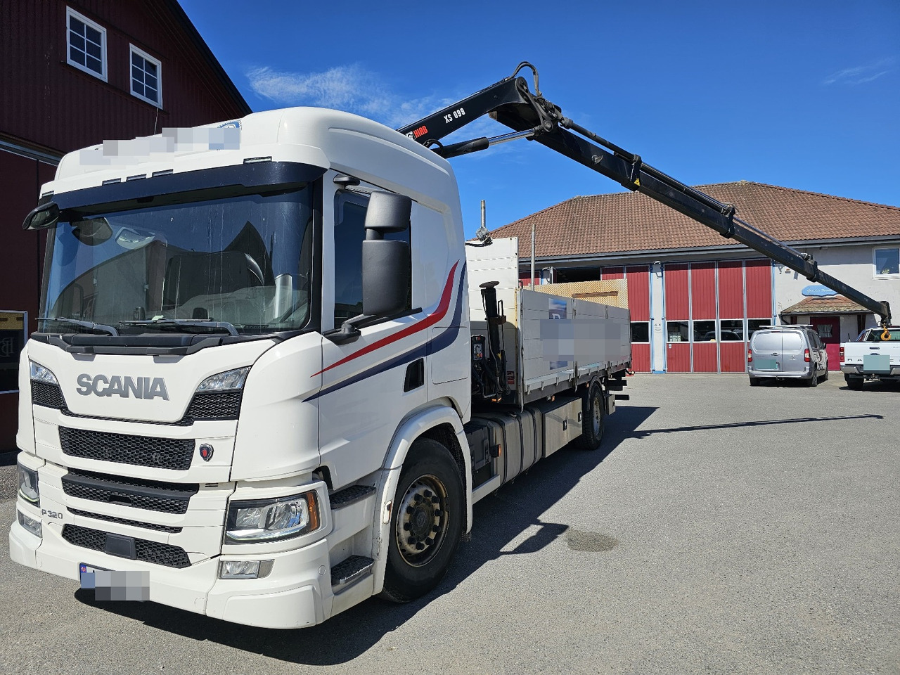 Scania P320 - Lastbil med lad, Lastbil med kran: billede 1 Scania P320 - Lastbil med lad, Lastbil med kran: billede 1