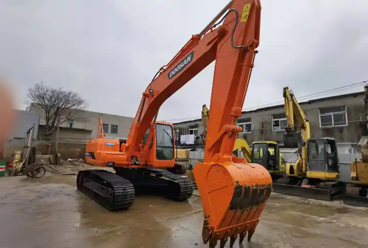 Used Doosan DH220-7 excavator on sale with manual engine made in Korea - Bæltegravemaskine: billede 4 Used Doosan DH220-7 excavator on sale with manual engine made in Korea - Bæltegravemaskine: billede 4