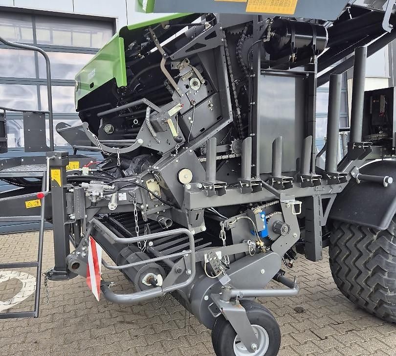 J.Reiff Sarl
Herr Stefan Neukirch - 77 Z.I in den - Rundballepresse, Indpakker: billede 3 J.Reiff Sarl
Herr Stefan Neukirch - 77 Z.I in den - Rundballepresse, Indpakker: billede 3