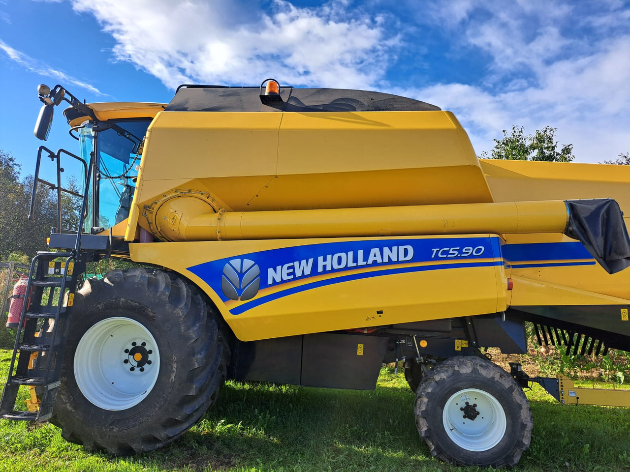 NEW HOLLAND TC 5.90 - Mejetærsker: billede 1 NEW HOLLAND TC 5.90 - Mejetærsker: billede 1